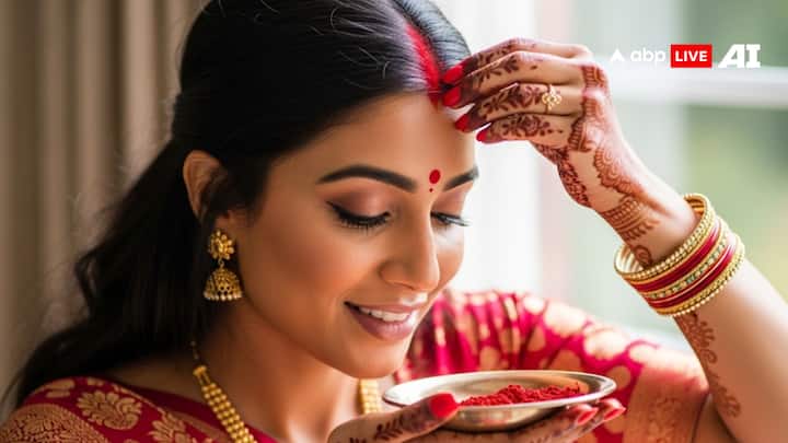 शिव भगवान ने माता पार्वती की मांग में सिंदूर भरते हुए कहा कि, जो भी स्त्री शादी के बाद अपनी मांग में सिंदूर लगाएगी, उसके पति की आयु लंबी होगी. तभी से विवाहित महिलाएं सिंदूर लगाने लगी.