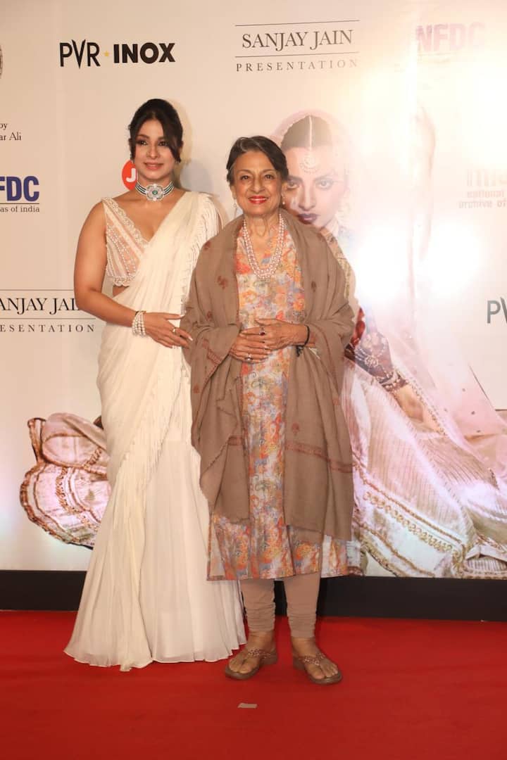 दिग्गज एक्ट्रेस तनुजा भी रेखा की फिल्म की स्क्रीनिंग में पहुंची. उनके साथ उनकी बेटी तनिषा मुखर्जी भी नजर आई. दोनों ट्रेडिशनल लुक में दिखी.