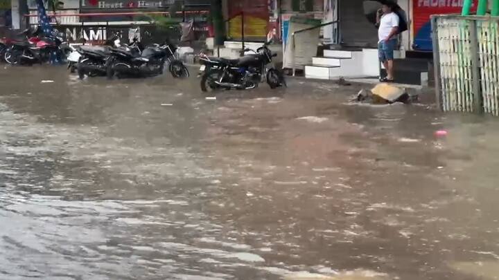 સુરત જિલ્લાના ઓલપાડમાં ધોધમાર વરસાદ વરસ્યો હતો. કુડસદ જીઆઈડીસીમાં પાણી ભરાયા હતા. રસ્તા પર કેડસમા પાણી ભરાયા હતા. અંકુર શોપિંગ સેન્ટરની દુકાનોમાં પાણી ઘૂસ્યા હતા. નોકરીયાતો અને ધંધાર્થીઓને ભારે હાલાકીનો સામનો કરવો પડી રહ્યો છે.