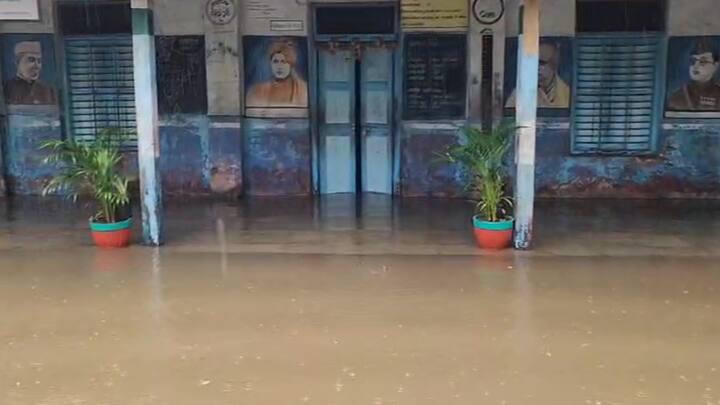 નવસારીના ચીખલીના આમધરા ગામમાં સ્કૂલમાં પાણી ભરાયા હતા. શાળામાં પાણી ભરાઈ જતા વિદ્યાર્થીઓને હાલાકીનો સામનો કરવો પડી રહ્યો છે. શાળામાં પાણી ભરાતા અન્ય શાળામાં પ્રવેશોત્સવનું આયોજન કરાયું હતું. ગામના મોટી કોડી વાડ વિસ્તારમાં પણ પાણી ભરાયા હતા. નવસારીમાં ભારે વરસાદથી નદીઓનું રૌદ્ર સ્વરૂપ જોવા મળી રહ્યું છે. નવસારીમાં અંબિકા અને કાવેરી નદીની જળ સપાટીમાં વધારો થયો હતો. નીચાણવાળા વિસ્તારમાં પાણી ભરાવવાની શરૂઆત થઇ હતી. બીલીમોરા-ગણદેવીને જોડતા માર્ગ પર પાણી ભરાયા હતા. રેલવે ગરનાળામાં કેડ સમા પાણી ભરાયા હતા.