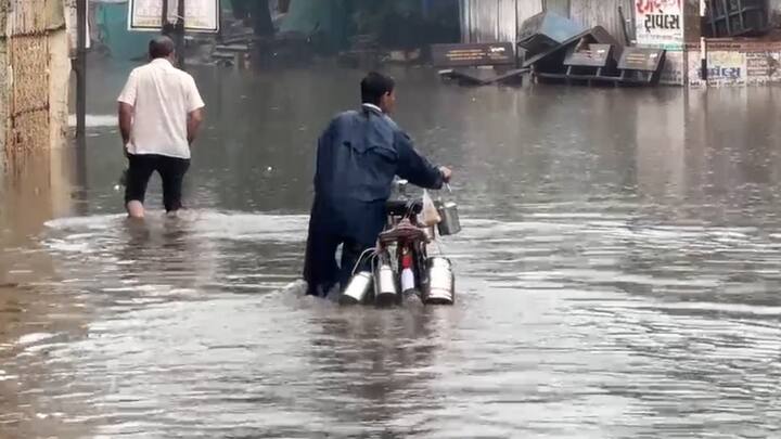 સુરતના બારડોલીમાં છેલ્લા 2 કલાકમાં સાડા ત્રણ ઈંચ વરસાદ વરસ્યો હતો. વરસાદના કારણે અનેક રસ્તાઓ બેટમાં ફેરવાયા હતા. શહેરના સામરિયા મોરા વિસ્તારમાં પાણી ભરાયા હતા.