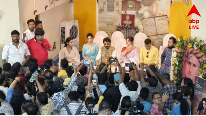 পুজোর সময় মুক্তি পাওয়া বিগ বাজেট ছবিগুলির মধ্যে অন্যতম 'দেবী চৌধুরানী'। এই ছবি পুজোর সময় ভাল ব্যবসা করবে এই আশাই করছেন সকলে।