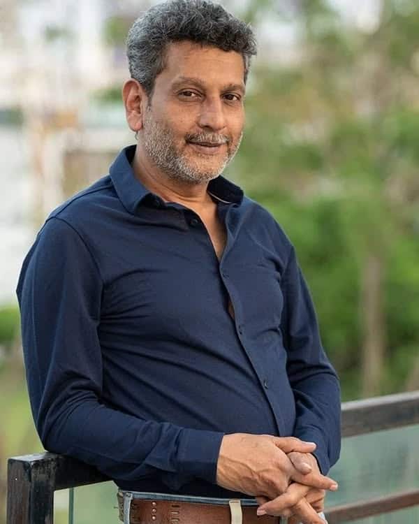 उड़ने की आशा में आलोक के किरदार में नजर आने वाले कलाकार का रियल नाम रवि महाशब्दे है. आज में समय में उनकी उम्र 52 साल है.