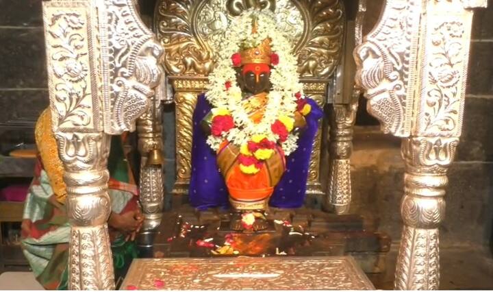 विठुरायाप्रमाणेच रुक्मिणी मातेलाही शेणवटा जाणवू नये म्हणून मातेच्या पाठीमागे कापसाचा तक्क्या लावण्यात आला आहे. चालू परंपरेनुसार राज्याचे मुख्यमंत्री देवेंद्र फडणवीस यांच्या  हस्ते आषाढीची महापूजा होणार आहे.