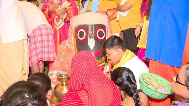 বৃষ রাশির জাতক জাতিকারা ধৈর্যশীল, পরিশ্রমী এবং সরল জীবনযাপন করতে পছন্দ করেন। ভগবান জগন্নাথের কৃপায় তাদের জীবনে স্থিতিশীলতা এবং ভারসাম্য থাকে । কঠোর পরিশ্রমের ফল পান তাঁরা।