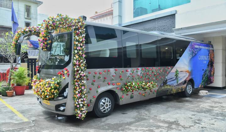 గతంలో ఐటీ అభివృద్ధి చెందినట్లు ఇప్పుడు టూరిజం డెవలప్ కావాలని ఆకాంక్షించారు. ఉద్యోగాలు పోతావని ఆందోళన చెందవద్దని.. స్కిల్స్ పెంచుకుని స్మార్ట్ వర్క్ చేయాలని యువతకు చంద్రబాబు సూచించారు.