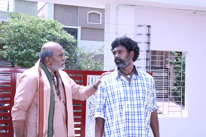 రైతుల జీవితాల మీద రూపొందిన సందేశాత్మక సినిమా 'వీడే మన వారసుడు'. రమేష్ ఉప్పు (RSU) కథానాయకుడిగా నటించడంతో పాటు స్వీయ దర్శకత్వంలో నిర్మించారు. ఆయనే రచయిత కూడా! లావణ్య రెడ్డి, సర్వాణి మోహన్ హీరోయిన్లుగా నటించిన ఈ సినిమాలో సమ్మెట గాంధీ, విజయ రంగరాజు, ఆనంద్ భారతి, గూడూరు కిషోర్, శిల్ప (వైజాగ్) ప్రధాన తారాగణం. తాజాగా సినిమా విడుదల తేదీ అనౌన్స్ చేశారు.