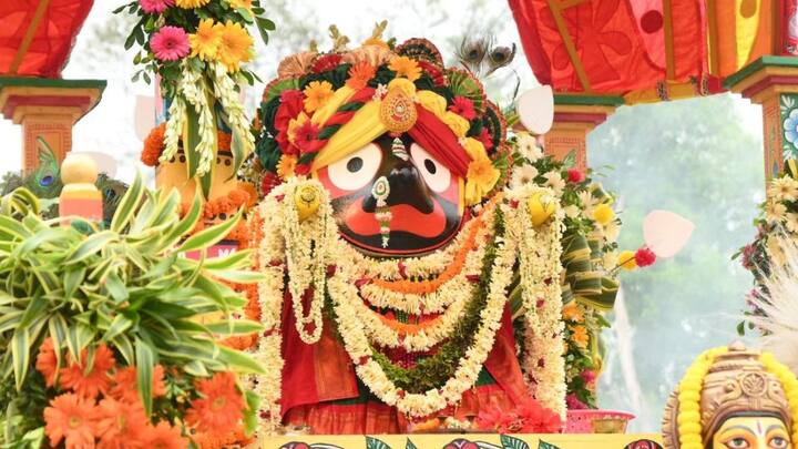 এদিন সকাল থেকেই মন্দিরে ভিড় জমাতে শুরু করেন ভক্তরা। এক কিলোমিটার রাস্তার পুরোটাই ব্যরিকেড করে দেওয়া হয়।  ভিড় নিয়ন্ত্রণ করতে প্রচুর পুলিশ মোতায়েন করা হয়।