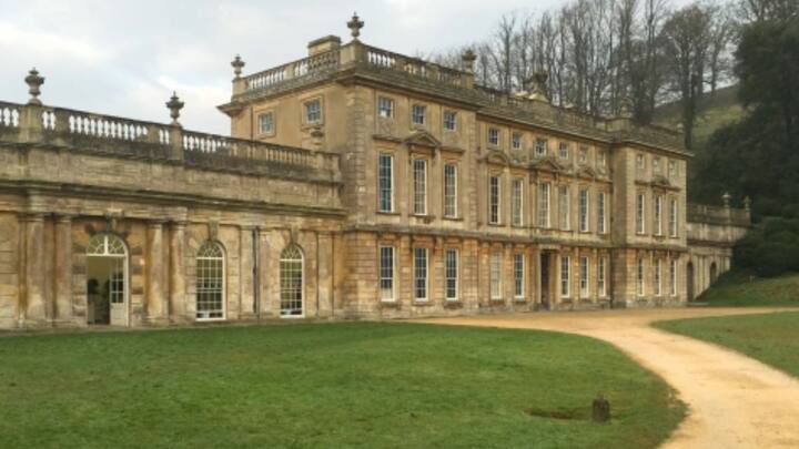 इसी तरह एक और बिल्डिंग है, जिसे दुनिया की सबसे सुरक्षित इमारत कहा जाता है, वो है ‘डॉक्टर हू की हवेली’. कहते हैं कि किसी भी युद्ध के दौरान यह बिल्डिंग सबसे सुरक्षित रहेगी. यह ब्रिटिश ग्रामीण इलाके में है और इस्तेमाल डॉक्टर हू को फिल्माने के लिए किया गया था.