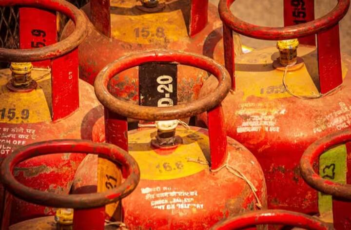 ਜੇਕਰ ਸਿਲੰਡਰ 'ਤੇ B-28 ਲਿਖਿਆ ਹੋਇਆ ਹੈ, ਤਾਂ ਇਸਦਾ ਮਤਲਬ ਹੈ ਕਿ ਇਸਦੀ ਐਕਸਪਾਇਰੀ ਡੇਟ ਅਪ੍ਰੈਲ ਤੋਂ ਜੂਨ 2028 ਤੱਕ ਹੈ। ਅਤੇ ਇਸ ਮਿਤੀ ਤੋਂ ਬਾਅਦ, ਤੁਹਾਨੂੰ ਸਿਲੰਡਰ ਦੀ ਵਰਤੋਂ ਨਹੀਂ ਕਰਨੀ ਚਾਹੀਦੀ। ਇਸ ਲਈ ਜਦੋਂ ਤੁਸੀਂ ਸਿਲੰਡਰ ਖਰੀਦਦੇ ਹੋ, ਤਾਂ ਇਸ ਦੀ ਐਕਸਪਾਇਰੀ ਡੇਟ ਜ਼ਰੂਰ ਦੇਖੋ।