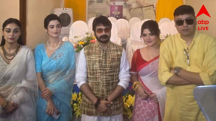 বঙ্কিমচন্দ্র চট্টোপাধ্যায়ের জন্মদিনে তাঁর বাড়িতে গিয়েছিলেন অভিনেত্রী শ্রাবন্তী চট্টোপাধ্যায়, প্রসেনজিৎ চট্টোপাধ্যায়, দর্শণা বণিক, বিবৃতি চট্টোপাধ্যায় ও পরিচালক শুভ্রজিৎ মিত্র। এদিন সকালে নৈহাটিতে প্রথমে বঙ্কিমচন্দ্র চট্টোপাধ্যায়ের বাড়িতে পৌঁছন তাঁরা।