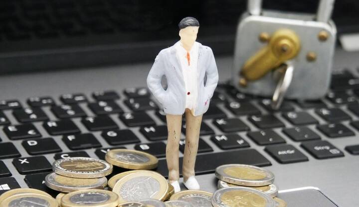 हालांकि, अब सरकार म्यूल खाते की पहचान के लिए आर्टिफिशियल इंटेलिजेंस की भी मदद ले रही है. कुछ समय पहले गृहमंत्री अमित शाह के अनुसार ऐसे संदिग्ध ट्रांजेक्शन, अचानक बढ़ती गतिविधियों और पैसों को विदेश में ट्रांसफर करने वाले खातों के आधार पर एआई तकनीक इन खातों की पहचान करेगी.