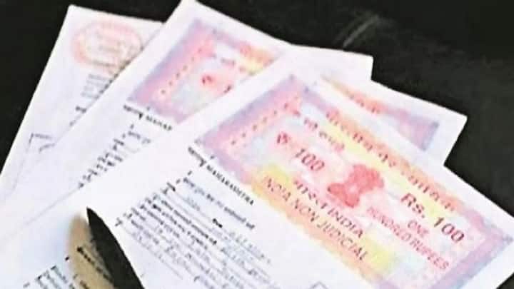 कई लोगों का मानना होता है कि रजिस्ट्री होते ही प्रॉपर्टी पर उनका मालिकाना हक मिल जाता है. लेकिन क्या वाकई रजिस्ट्री होने से ही घर आपका हो जाता है. तो आपको बता दें कि इसको लेकर हाल ही में सुप्रीम कोर्ट ने एक अहम फैसला सुनाया है.