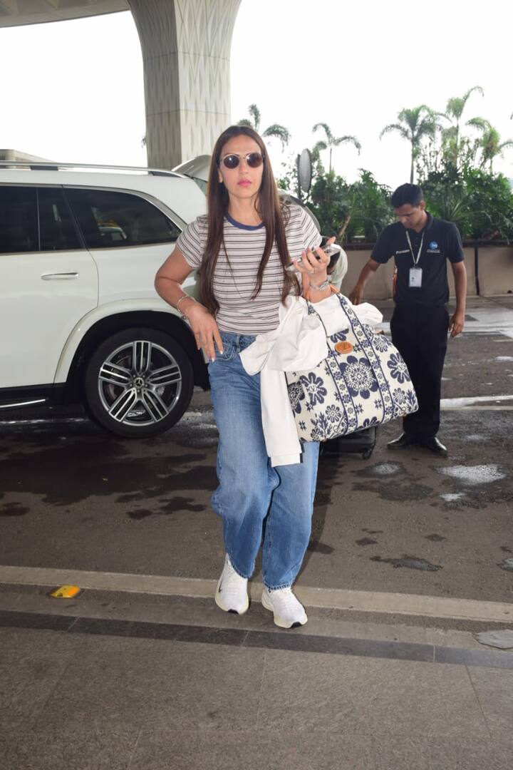 बता दें कि ईशा देओल और भरत तख्तानी दो बेटियों की पेरेंट्स हैं. लेकिन अब शादी के 11 साल बाद दोनों तलाक लेकर अलग हो गए.