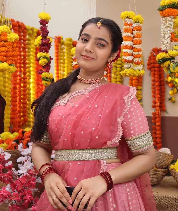 पारी भट्टी उड़ने की आशा में जूही की भूमिका में नजर आती हैं. एक्ट्रेस की उम्र 2025 में 15 साल है.
