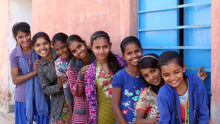 कई लोगों के मन में सवाल है कि इस स्कीम में क्या सभी लड़कियों को लाभ मिलेगा. तो आपको बता दें ऐसा नहीं है इस योजना में 16 साल से लेकर 18 साल की उम्र तक की उन लड़कियों को लाभ मिलेगा. जिन्होंने कम से कम दसवीं तक पढ़ाई की हो.