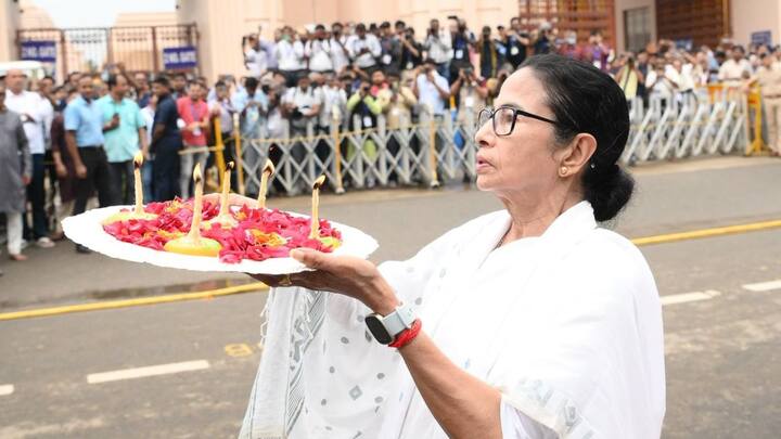 ছিলেন দমকল আধিকারিকরাও। কলকাতা পুলিশের ১০ জন ট্রাফিক সার্জেন্ট রয়েছেন নিরাপত্তার দায়িত্বে। 
