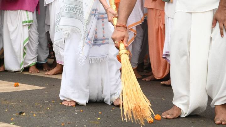 সম্প্রীতির বার্তা দিয়ে মমতা বন্দ্যোপাধ্যায় লেখেন, 