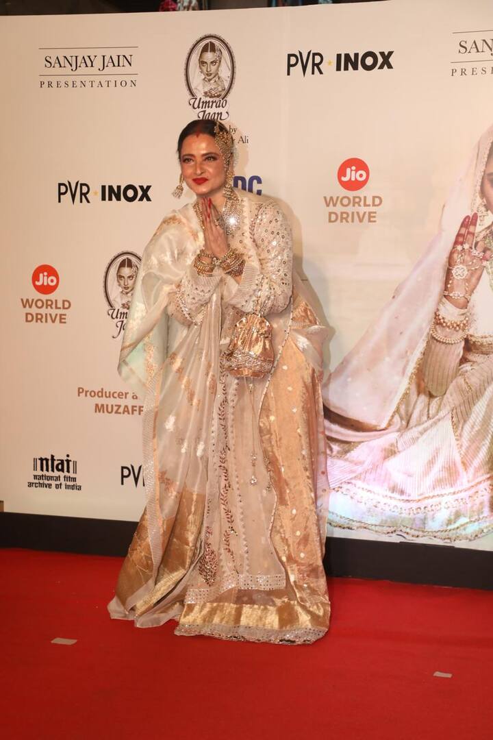 Stealing the spotlight was Rekha, the film’s legendary leading lady, who arrived in a stunning ivory and gold ensemble, adorned with elegant traditional jewellery.