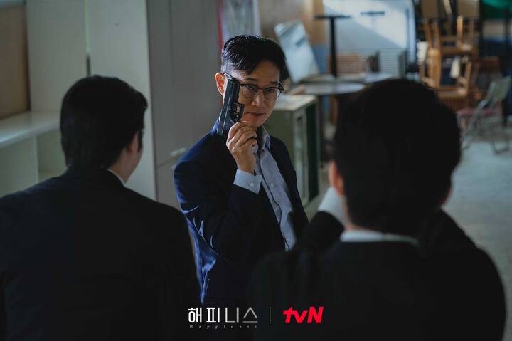 'हैप्पीनेस 'एक वायरल बीमारी पर बेस्ड है, जिसमें इंसान जॉम्बी बन जाता है. इसे आप नेटफ्लिक्स पर देख सकते हैं.