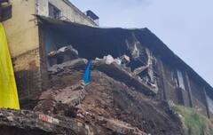 माहूर गडावरील रेणुका देवी मंदिराची संरक्षण भिंत कोसळली, कंत्राटदारने इमारती खालचा भाग पोखरला