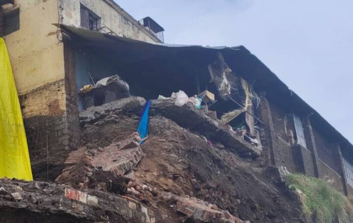 लिफ्ट स्काय वॉक च्या कंत्राटदाराणे मंदिर परिसरातील संरक्षण भिंत व इमारती खालचा भाग पोखरल्याने ही घटना घडली असल्याचे सांगितले जात आहे.