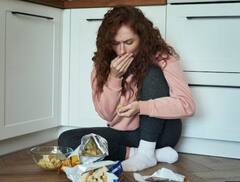 बरसात में क्यों बढ़ जाता है पेट दर्द? जानिए 6 कारण