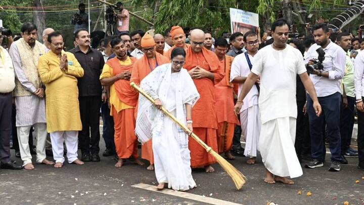 তার আগে সোনার ঝাড়ু দিয়ে রাস্তা পরিষ্কার করেন মুখ্যমন্ত্রী। রথে চড়ে এক কিলোমিটার দূরে মাসির বাড়িতে যান জগন্নাথ, বলরাম, সুভদ্রা।