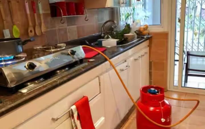 ਗੈਸ ਸਿਲੰਡਰ ਹੁਣ ਲੋਕਾਂ ਦੀ ਜ਼ਿੰਦਗੀ ਦਾ ਇੱਕ ਮਹੱਤਵਪੂਰਨ ਹਿੱਸਾ ਬਣ ਗਿਆ ਹੈ। ਪਰ ਕੀ ਤੁਸੀਂ ਜਾਣਦੇ ਹੋ ਕਿ ਸਾਰੇ ਗੈਸ ਸਿਲੰਡਰਾਂ ਦੀ ਇੱਕ ਐਕਸਪਾਇਰੀ ਡੇਟ ਹੁੰਦੀ ਹੈ ਅਤੇ ਇਸ ਤਾਰੀਖ ਤੋਂ ਬਾਅਦ ਤੁਹਾਨੂੰ ਇਨ੍ਹਾਂ ਦੀ ਵਰਤੋਂ ਬੰਦ ਕਰ ਦੇਣੀ ਚਾਹੀਦੀ ਹੈ। ਪਰ ਬਹੁਤ ਸਾਰੇ ਲੋਕਾਂ ਨੂੰ ਇਸ ਬਾਰੇ ਪਤਾ ਨਹੀਂ ਹੈ। ਜਾਣਕਾਰੀ ਦੀ ਘਾਟ ਕਰਕੇ ਬਹੁਤ ਸਾਰੇ ਲੋਕ ਇੱਕੋ ਸਿਲੰਡਰ ਨੂੰ ਕਈ ਸਾਲਾਂ ਤੱਕ ਬਿਨਾਂ ਜਾਂਚ ਕੀਤਿਆਂ ਵਰਤਦੇ ਰਹਿੰਦੇ ਹਨ। ਅਜਿਹਾ ਕਰਨਾ ਕਈ ਵਾਰ ਖ਼ਤਰਨਾਕ ਸਾਬਤ ਹੋ ਸਕਦਾ ਹੈ। ਡੇਟ ਐਕਸਪਾਇਰ ਹੋਣ ਤੋਂ ਬਾਅਦ ਵਰਤੇ ਗਏ ਸਿਲੰਡਰ ਤੋਂ ਲੀਕੇਜ ਜਾਂ ਧਮਾਕੇ ਹੋਣ ਵਰਗੀਆਂ ਘਟਨਾਵਾਂ ਹੋ ਸਕਦੀਆਂ ਹਨ।