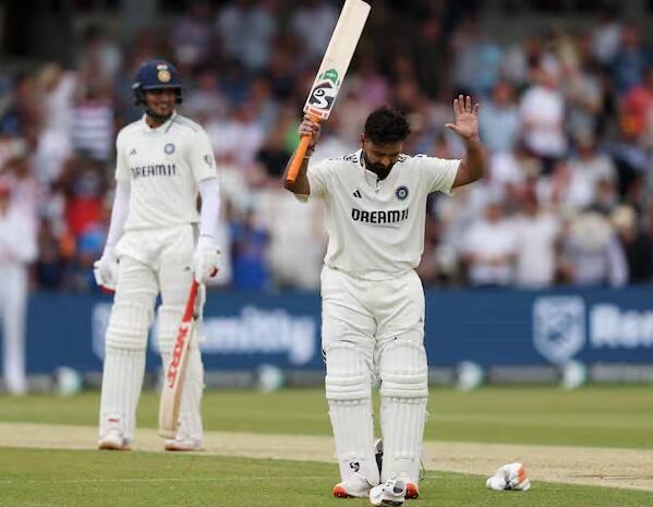 પંતે બીજી ઇનિંગમાં 118 રનની શાનદાર ઇનિંગ રમી હતી. આ ઇનિંગમાં પંતે 15 ચોગ્ગા અને 3 છગ્ગા ફટકાર્યા હતા. આ સદી સાથે તે ટેસ્ટની બંને ઇનિંગમાં સદી ફટકારનાર માત્ર બીજો વિકેટકીપર બેટ્સમેન બન્યો હતો.