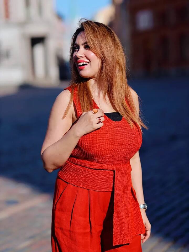 બબીતા જી સોશિયલ મીડિયા પર ખૂબ જ એક્ટિવ રહે છે. ચાહકોને સાથે પોતાની ગ્લેમરસ તસવીરો શેર કરતી રહે છે.