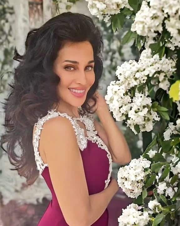 ये हसीना कोई और नहीं बल्कि स्त्री में चुड़ैल की भूमिका निभाने वाली फ्लोरा सैनी हैं जो एक प्रोड्यूसर के संग अब्यूजिव रिलेशनशिप में थीं.