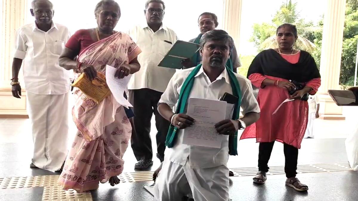 மயிலாடுதுறையில் மண்டியிட்டு வந்து மாவட்ட ஆட்சியரிடம் மனு அளித்த விவசாயி - எதற்காக தெரியுமா?