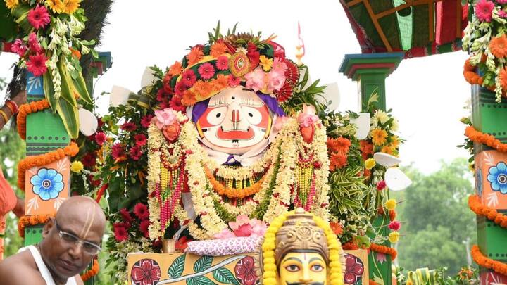 রথযাত্রা আগে দিঘা-পুরী নিয়ে চরমে ওঠে সংঘাত। এদিন ফেসবুকে রথযাত্রার ছবি পোস্ট করেন মমতা বন্দ্যোপাধ্যায়। সেই পোস্টে সবার জন্য শুভকামনা করেন তিনি। 