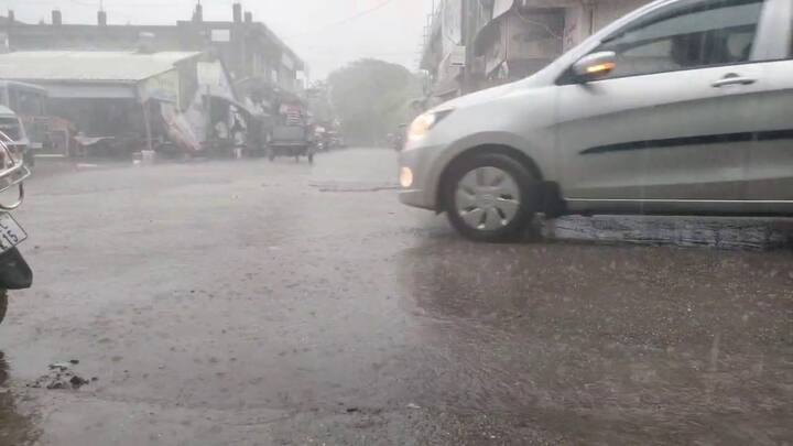 જુલાઈ 1 ની આગાહી: જુલાઈ 1 ના રોજ નવસારી અને વલસાડમાં ઓરેન્જ એલર્ટ જાહેર કરાયું છે, જે દર્શાવે છે કે આ જિલ્લાઓમાં અતિભારે વરસાદ પડી શકે છે. આ ઉપરાંત, અમરેલી, ગીર સોમનાથ, ભાવનગર, નર્મદા, સુરત, તાપી અને ડાંગ જિલ્લામાં યલો એલર્ટ જાહેર કરાયું છે, જ્યાં ભારે વરસાદની સંભાવના છે.