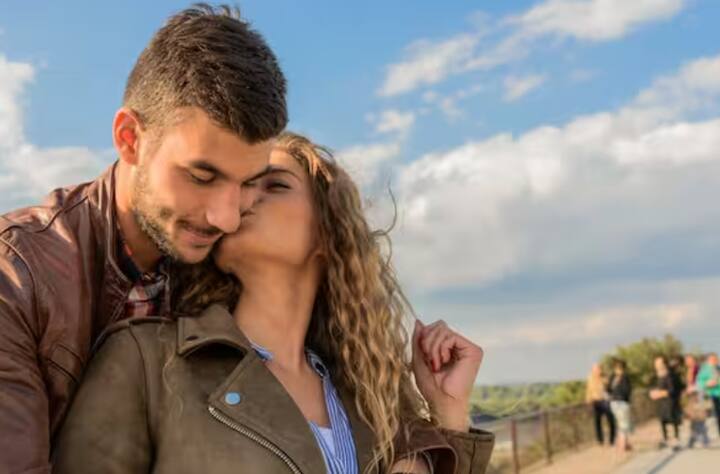 ਇਹ ਸਿਰਫ਼ ਸਰੀਰਕ ਸਬੰਧਾਂ ਤੱਕ ਹੀ ਸੀਮਿਤ ਨਹੀਂ ਹੁੰਦਾ ਹੈ। ਟਿੰਡਰ ਜਾਂ ਬੰਬਲ ਵਰਗੇ ਆਧੁਨਿਕ ਡੇਟਿੰਗ ਦੇ ਯੁੱਗ ਵਿੱਚ, ਲੋਕ ਇੱਕ ਦਿਨ ਦੀ ਮੁਲਾਕਾਤ ਨੂੰ ਡੇਟ ਕਹਿੰਦੇ ਹਨ, ਜੋ ਕਿ ਵਨ ਡੇ ਸਟੈਂਡ ਹੋ ਸਕਦਾ ਹੈ।