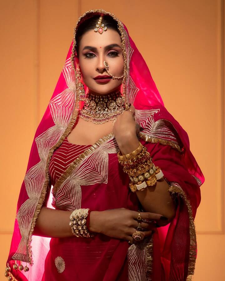 एक्ट्रेस ने इस दौरान कहा कि मंदिरों में देखा जाता है कि पंडित जी जो होते हैं वो देवी के कपड़े बदलते हैं. लेकिन, ऐसा नहीं होना चाहिए.