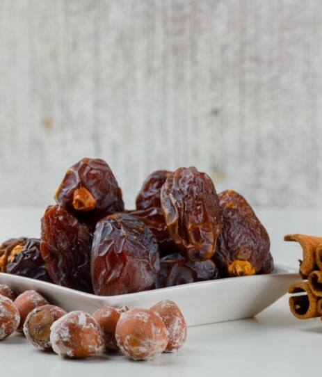 ਖਜੂਰ ਖਾਣ ਤੋਂ ਪਹਿਲਾਂ ਇਹ ਜ਼ਰੂਰੀ ਹੈ ਕਿ ਤੁਸੀਂ ਉਸਨੂੰ ਕੱਟ ਕੇ ਚੰਗੀ ਤਰ੍ਹਾਂ ਦੇਖੋ। ਬੀਜ ਕੱਢਣ ਮਗਰੋਂ ਅੰਦਰਲੀ ਸਾਈਡ ਨੂੰ ਜਾਂਚੋ। ਜੇਕਰ ਰੰਗ ਬਦਲਿਆ ਹੋਇਆ ਹੋਵੇ, ਫੰਗਸ ਵਰਗੀ ਧੂੜ ਹੋਵੇ ਜਾਂ ਗੰਧ ਆ ਰਹੀ ਹੋਵੇ, ਤਾਂ ਖਜੂਰ ਨਾ ਖਾਓ ਅਤੇ ਫੌਰਨ ਸੁੱਟ ਦਿਓ।