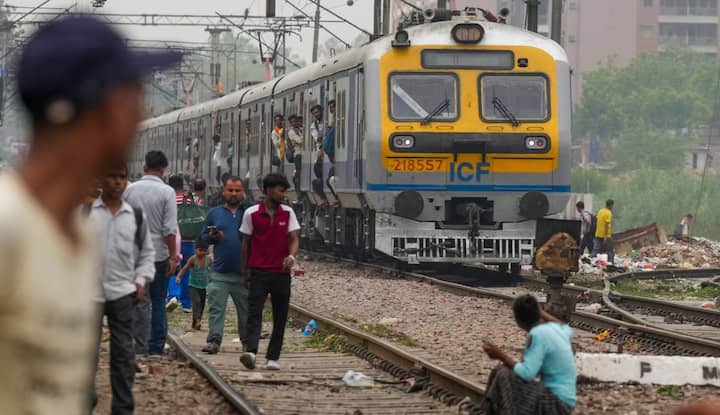 ट्रेन के टॉयलेट में गंदगी को लेकर आप सीधे कॉल करके भी शिकायत कर सकते हैं. इसके लिए भारतीय रेलवे ने भी नंबर दिए हैं. आप 139 या 138 पर कॉल करके शिकायत कर सकते हैं. सफाई संबंधित तुरंत मदद के लिए आप इन नंबरों पर कॉल कर सकते हैं. रेलवे का दावा है कि इन नंबरों पर एक कॉल करने पर आपको 15 मिनट के अंदर ही मदद मिल जाएगी.