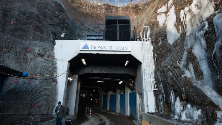 इसी तरह से एक आयरन माउंटेन है, जो कि भूमिगत किला है. इस जगह का निर्माण बंकर बनाने के लिए नहीं किया गया था, लेकिन आज यह दुनिया के सुरक्षित स्थानों में से एक है.