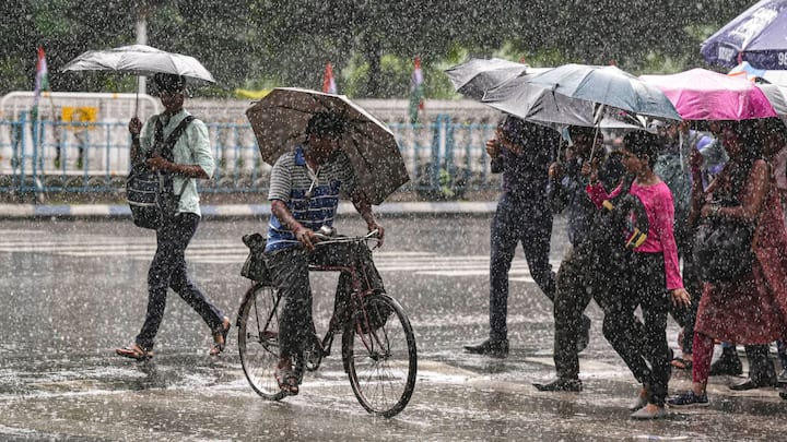 আলিপুর আবহাওয়া দফতর সূত্রে খবর, বঙ্গোপসাগারে তৈরি হওয়া নিম্নচাপের জেরে শুক্রবার থেকে রাজ্য়ের বিভিন্ন জেলায় ভারী বৃষ্টির সম্ভাবনা রয়েছে। 