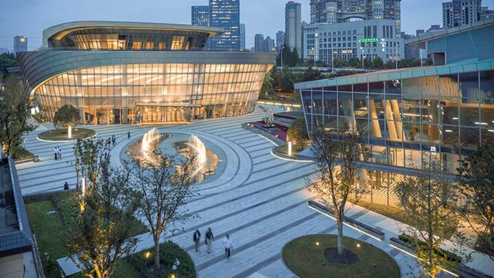 शंघाई कॉम्प्लेक्स का आकार 10 लाख स्क्वायर फीट है. इसकी मदद से करीब दो लाख लोगों को बचाया जा सकता है. यह परमाणु धमाके के अलावा रेडिएशन और जहरीली गैसों से भी रक्षा करता है.