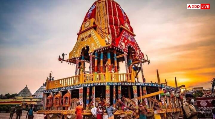 पुरी जगन्नाथ रथ यात्रा दुनियाभर में अपनी भव्यता और सुंदरता के लिए प्रसिद्ध है. इस साल 27 जून 2025 को रथ यात्रा का त्योहार मनाया जा रहा है. इस दौरान गोला कुआं स्थित प्राचीन मंदिर से भगवान जगन्नाथ की भव्य रथ यात्रा निकाली जाती है.