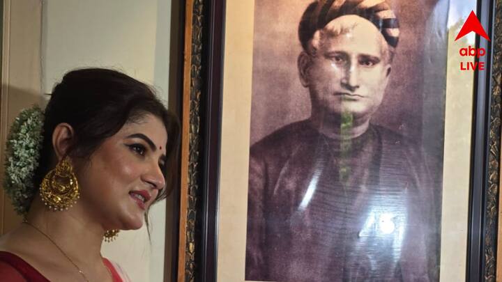 বঙ্কিমচন্দ্র চট্টোপাধ্যায়ের আশীর্বাদ নিয়ে প্রচার শুরু করায় উচ্ছ্বসিত শ্রাবন্তীও। তিনিও খুব আশা করে রয়েছেন এই ছবিটার জন্য। তাঁকে দর্শক এই ছবিতে একেবারে অন্যরকম লুকে দেখবেন।