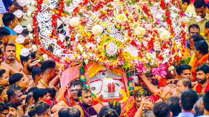 जगन्नाथ यात्रा के लिए बनाई जाने वाली रथ हर साल नई लकड़ियों से बनाई जाती है. पुरानी रथ यात्रा का इस्तेमाल दोबारा नहीं किया जाता है. इसे पवित्रता का प्रतीक माना जाता है.