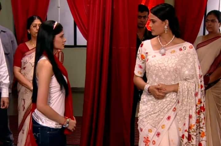 2001 में प्रसारित होने वाला शो कसौटी जिंदगी की एकता कपूर के फेमस सीरियल में से एक है. प्रेरणा, अनुराग, कोमोलिका और शो के तमाम कलाकारों ने अपने दमदार परफॉर्मेंस से ऑडियंस के दिल में अपनी छाप छोड़ी. तो वहीं दूसरी ओर सीरियल के कुछ सेलेब्स की दर्दनाक मौत से लोगों को झटका भी लगा.