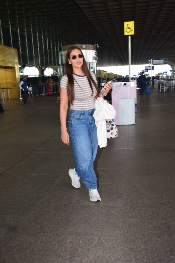 ईशा देओल की ये तस्वीरें मुंबई एयरपोर्ट की है. जहां एक्ट्रेस शुक्रवार की सुबह पैपराजी के कैमरे में कैद हुई.