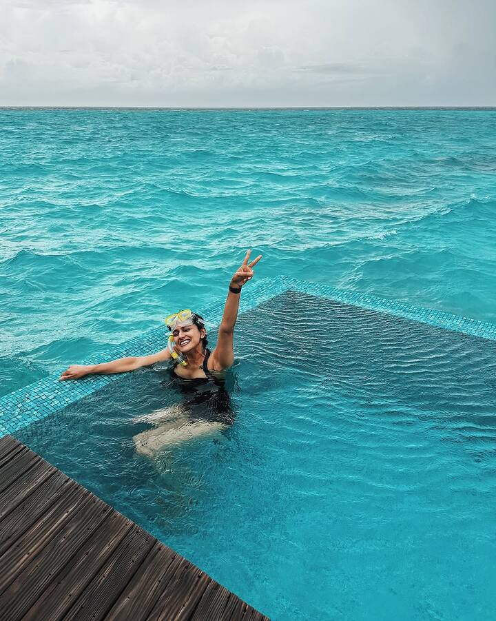 శ్రద్ధా శ్రీనాథ్ సోషల్ మీడియాలో తాజాగా షేర్ చేసిన ఫోటోలు ఇవి. ఫారిన్ వెకేషన్‌కి వెళ్లినట్టు అర్థం అవుతోంది. ఆవిడను చాలా అరుదుగా ఇటువంటి దుస్తుల్లో ప్రేక్షకులు చూశారు కనుక ఒక్కసారిగా షాక్ అయ్యారు. (Image Courtesy: Shraddhasrinath / Instagram)