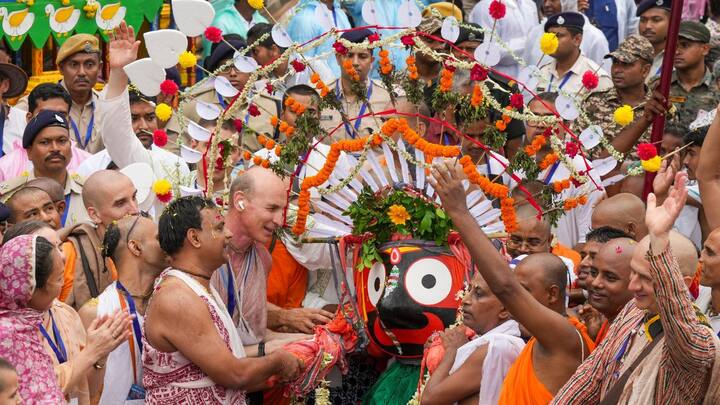 মন্দিরেই রয়েছে পাথরের তৈরি মূর্তিগুলি। সকাল সাড়ে নটা থেকেই শুরু হয় পুজোপাঠ। দুপুর দুটো থেকে চলবে আরতি। দুপুর আড়াইটে নাগাদ দিঘার মন্দির থেকে গড়ায় রথের চাকা।