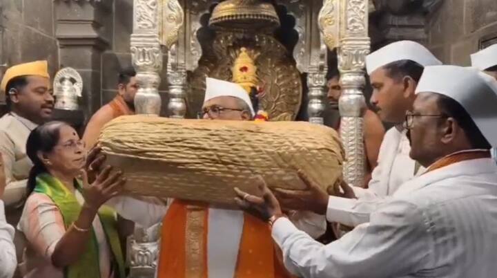 आज सकाळी 11 वाजता महानैवेद्यानंतर मंदिर समितीचे सहअध्यक्ष गहिनीनाथ महाराज औसेकर सर्व मंदिर समिती सदस्य आणि कार्यकारी अधिकारी यांच्या उपस्थितीत देवाच्या पाठीमागे मऊ कापसाचा लोड लावण्यात आला.